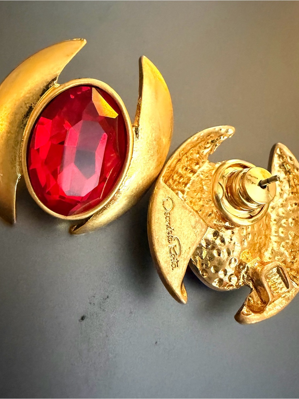 Oscar de la Renta❤️SOLD❤️Ruby Red Gold-Tone Earrings Faceted Crystal Stones - Picture 4 of 11